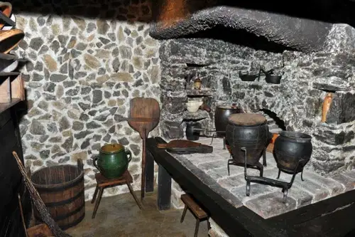 Muzej Ravne na Koroškem vabi k ogledu razstave Štorije iz naše doline