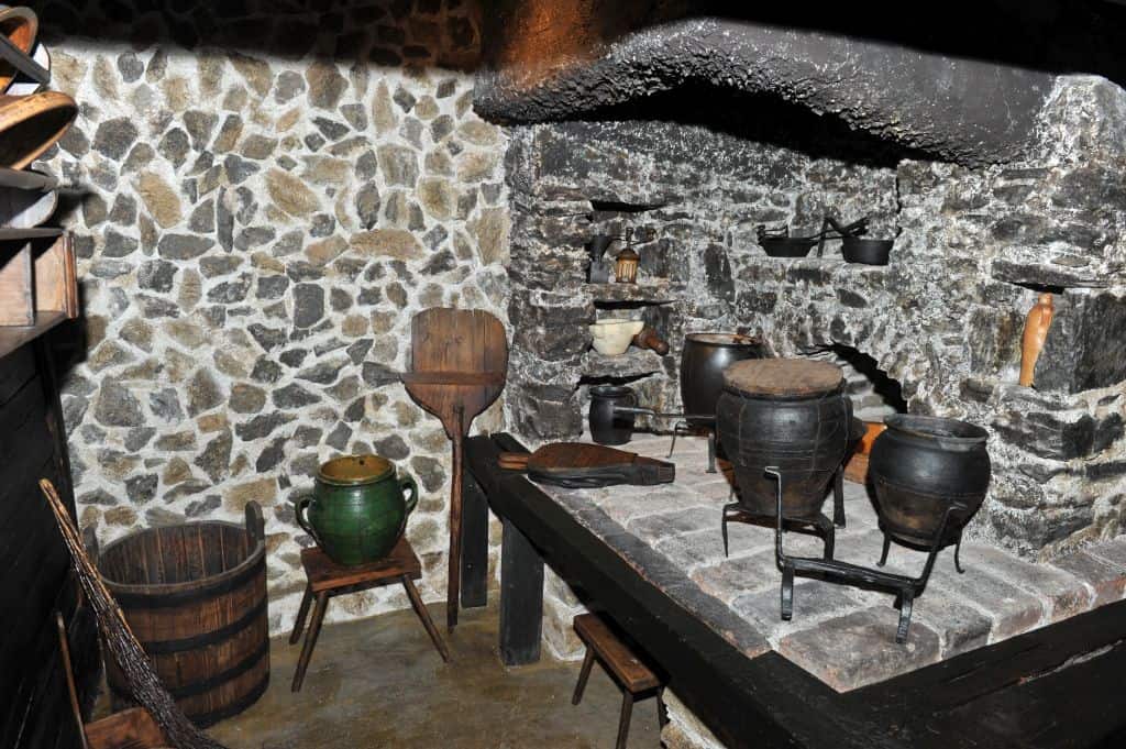 Muzej Ravne na Koroškem vabi k ogledu razstave Štorije iz naše doline