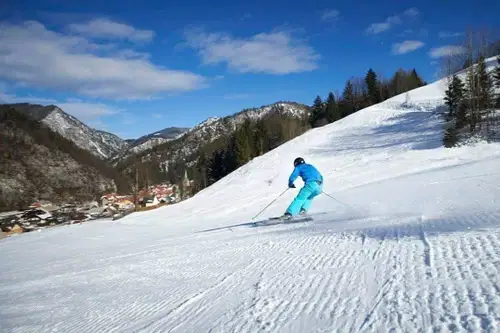 Smučišče Črna zaradi vremenskih razmer začasno zaprto