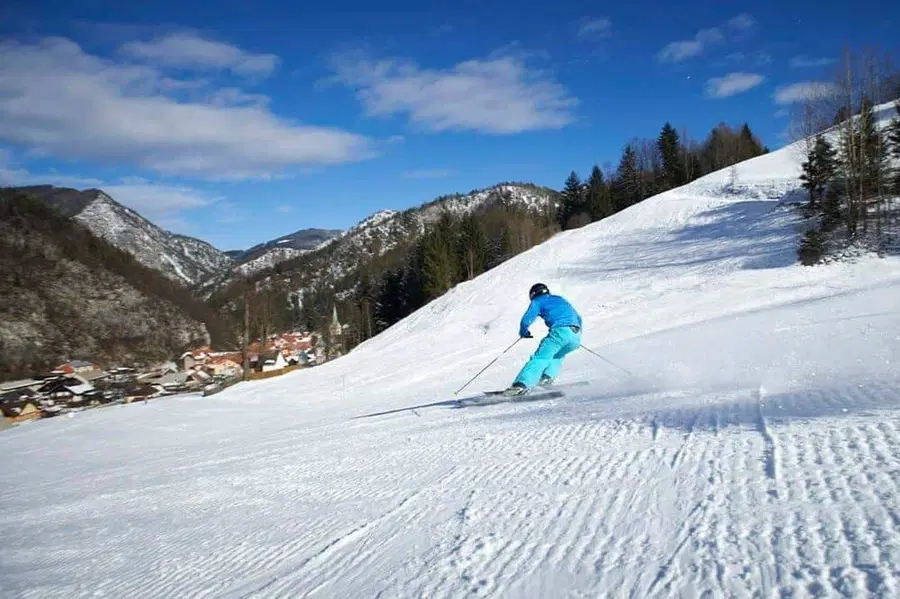 V počitniškem tednu vas na bele strmine vabi smučišče Črna
