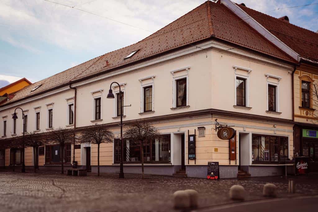 V Mestni kavarni bo s poletnimi pesmimi očaral Gregor Šteharnik