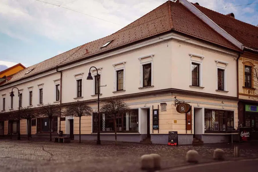 V Mestni kavarni bo s poletnimi pesmimi očaral Gregor Šteharnik