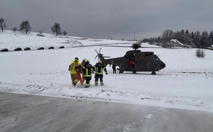 PGD Ribnica-Josipdol nudilo pomoč pri prenosu poškodovanega smučarja do helikopterja