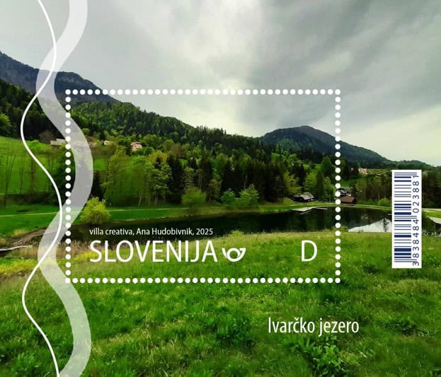 FOTO: Na Ravnah predstavili priložnostno poštno znamko Ivarčko jezero