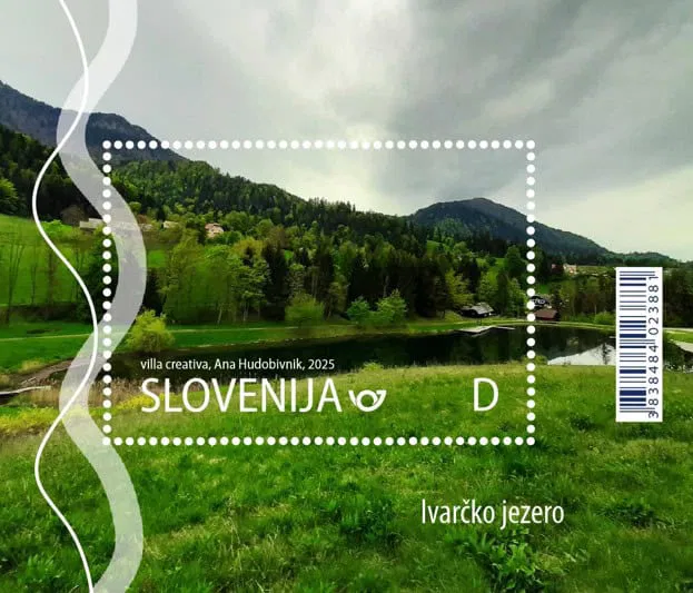 FOTO: Na Ravnah predstavili priložnostno poštno znamko Ivarčko jezero