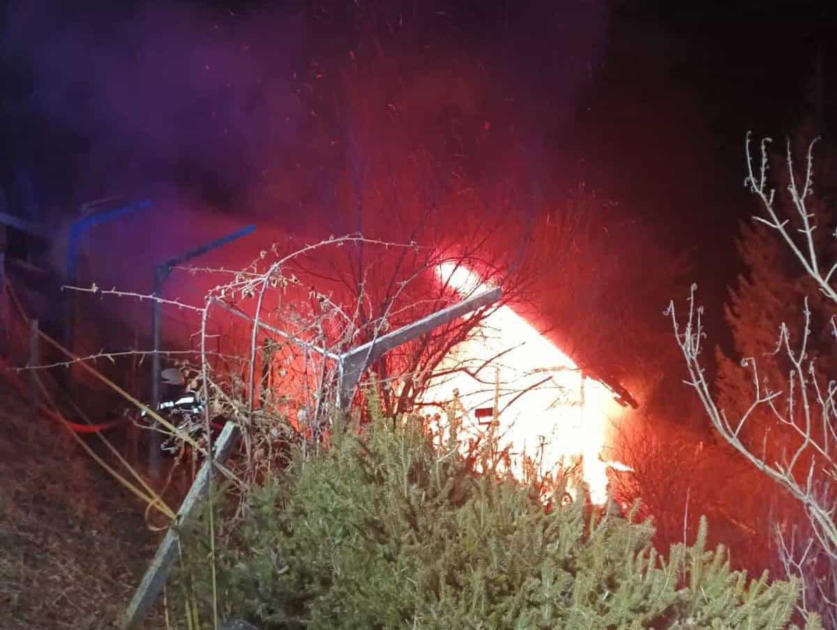 V včerajšnjem požaru na Selah v celoti pogorel vikend