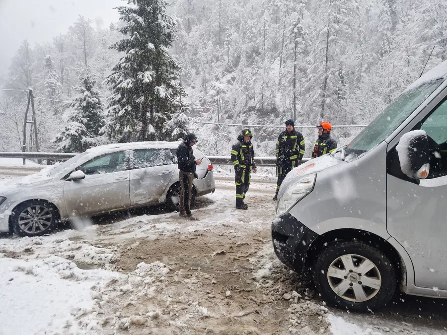 FOTO: Gasilci posredovali pri prometni nesreči v Mušeniku