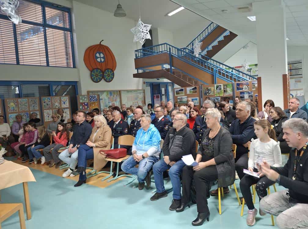 FOTO: Janja Garnbret v domačem kraju predstavila knjigo in prejela listino častne članice PGD Šmartno pri Slovenj Gradcu