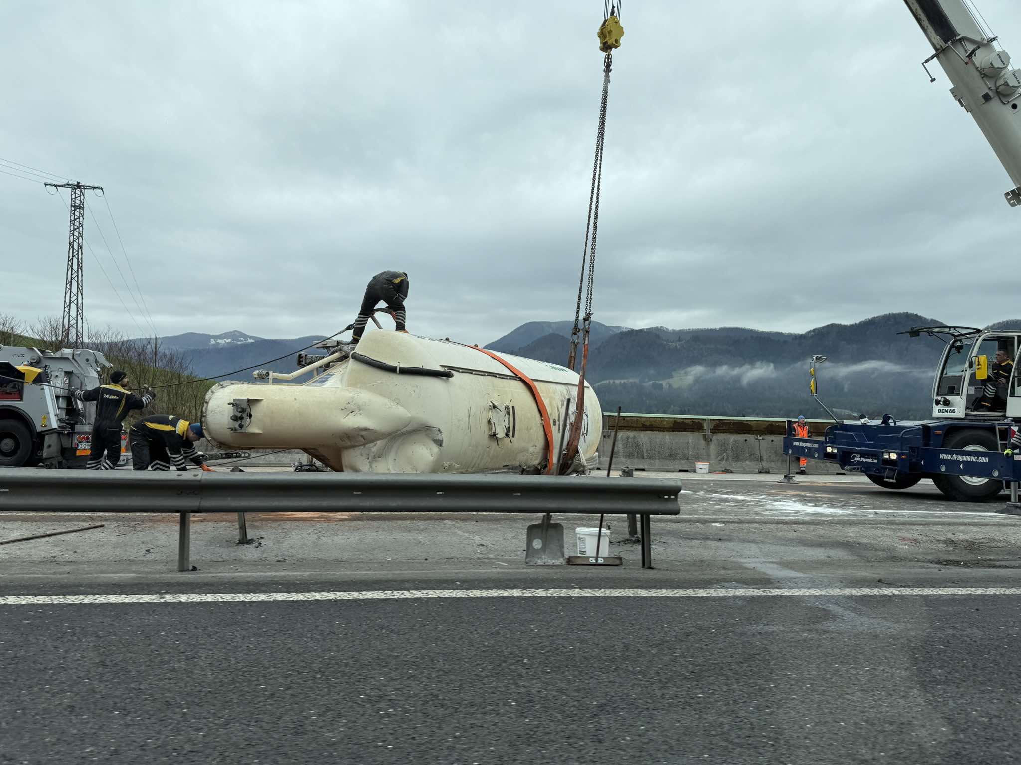 Prevrnjena cisterna na avtocesti: Voznik med vožnjo uporabljal telefon