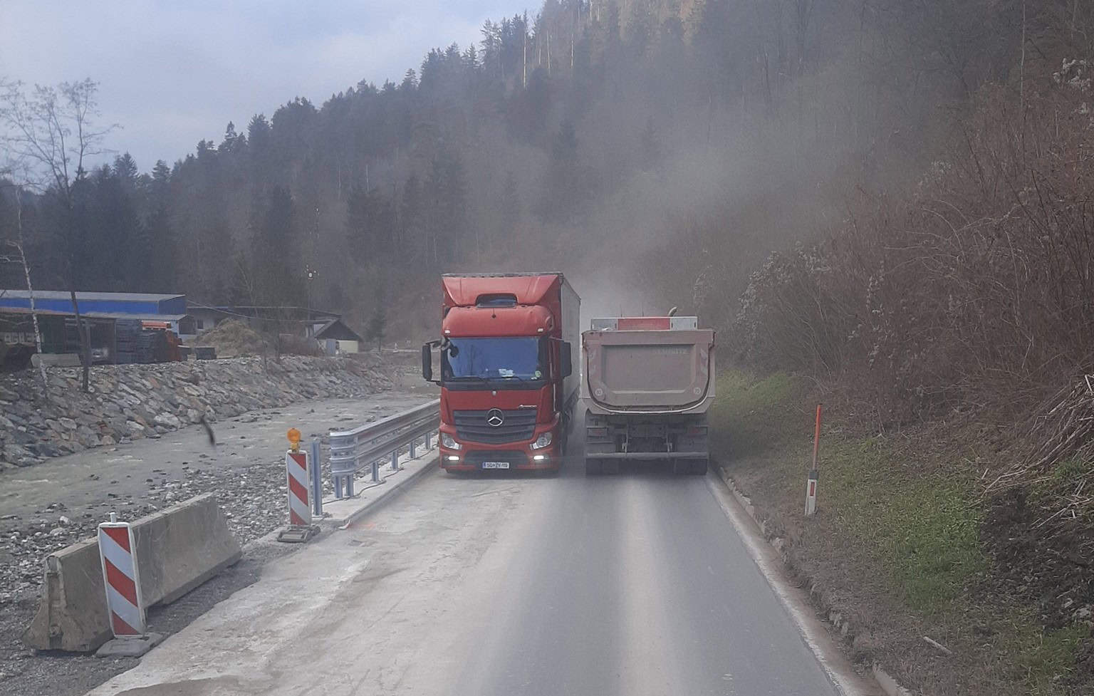 Cesta na Prevaljah buri duhove - je res preozka?