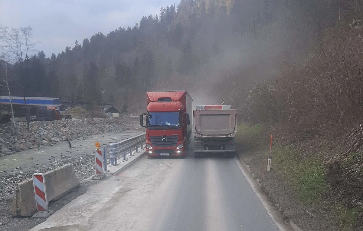 Cesta na Prevaljah buri duhove - je res preozka?