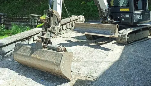 V soboto delna in občasna popolna zapora ceste na Ravnah