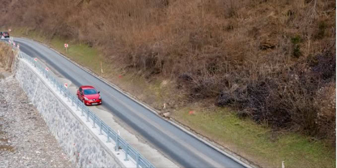 Zoženje ceste Poljana – Ravne na Koroškem razburja voznike, rešitev predvidena do aprila