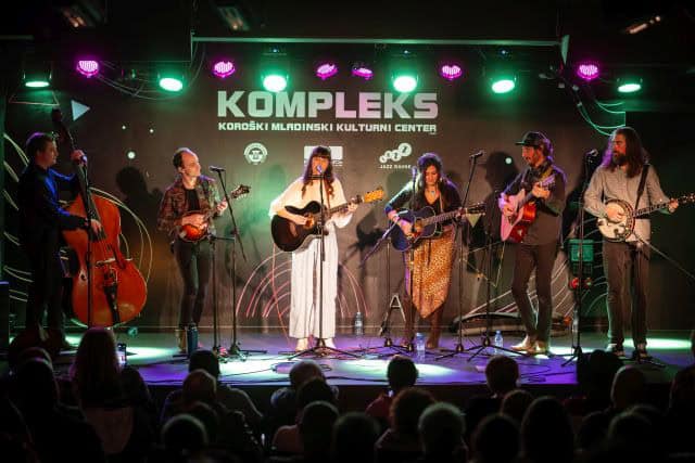 Američani Ditko okronali za žensko različico Boba Dylana