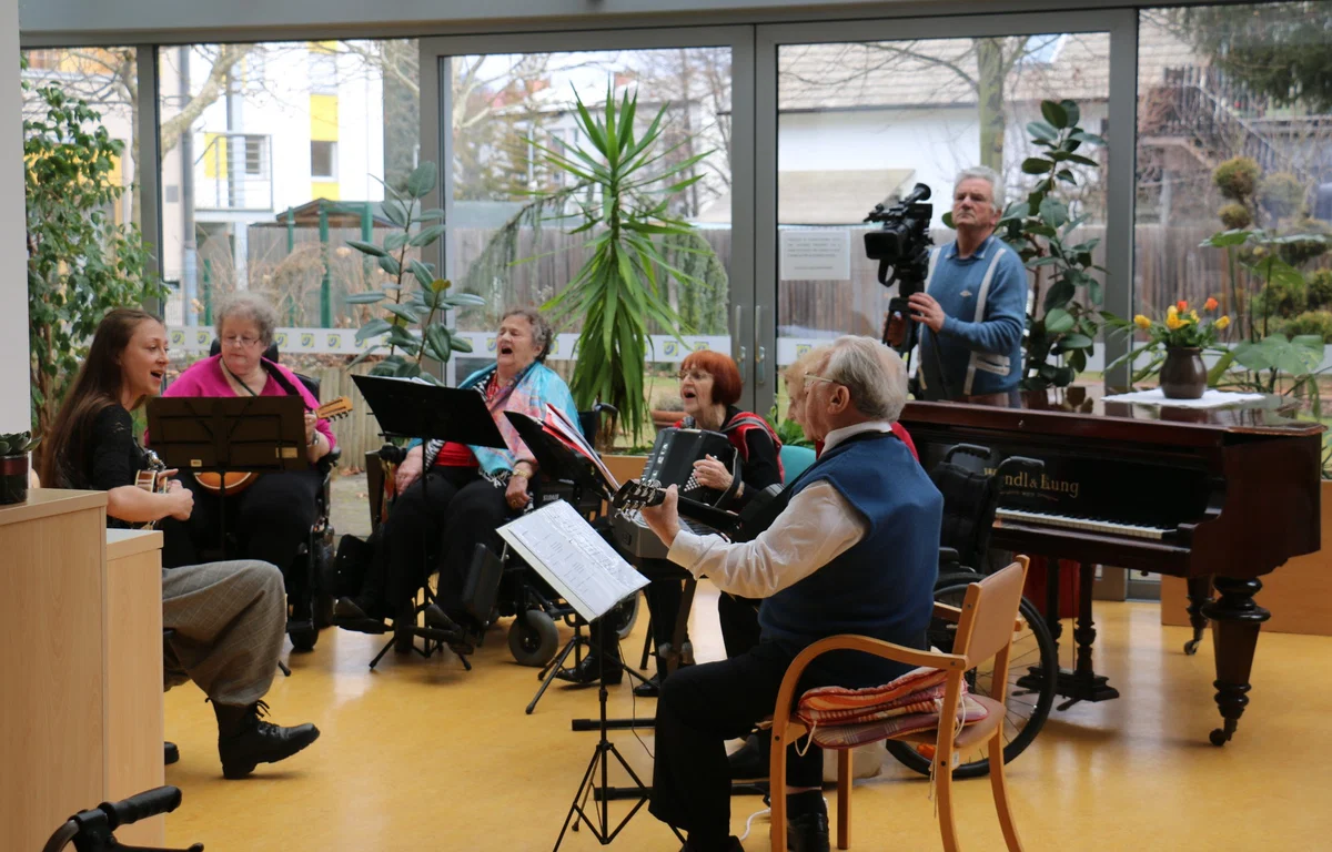FOTO: Hišni band 6M s koncertom v Koroškem domu starostnikov Slovenj Gradec obeležil izid nove zgoščenke