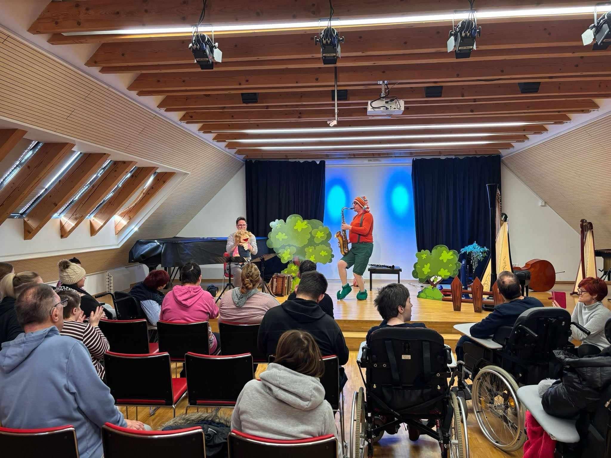 Škrat Tinko popeljal obiskovalce v svet glasbe