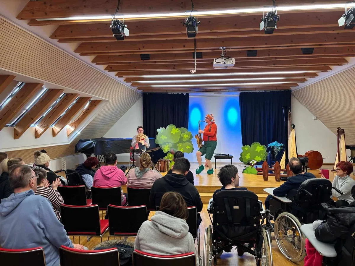 Škrat Tinko popeljal obiskovalce v svet glasbe