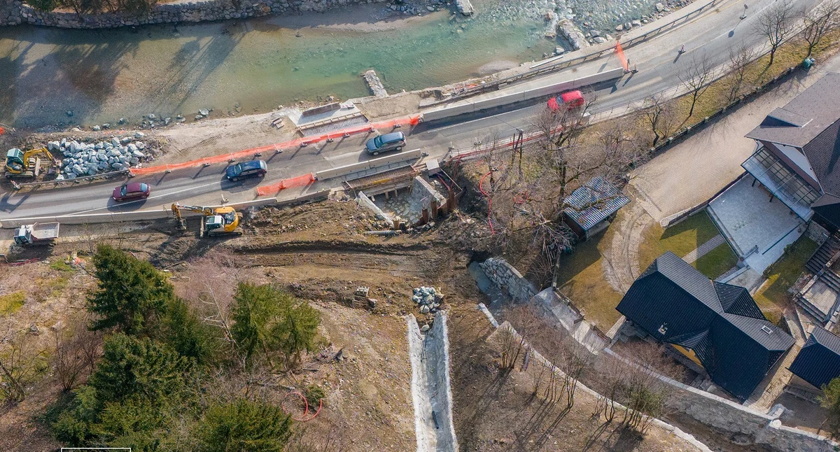 FOTO: Sanacija ceste pod Nužijevem plazu končana sredi aprila, odsek bo opremljen z varnostnimi kamerami