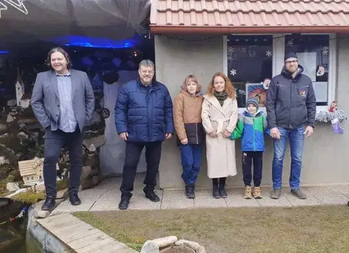 FOTO: Davorin Legner predal donacijo bratoma, ki bo pokrila 36 terapij fizioterapije