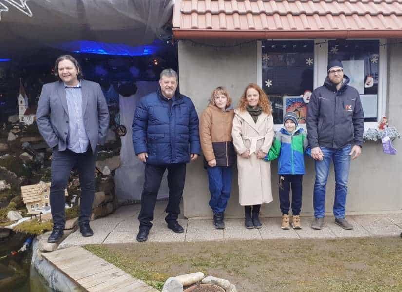 FOTO: Davorin Legner predal donacijo bratoma, ki bo pokrila 36 terapij fizioterapije