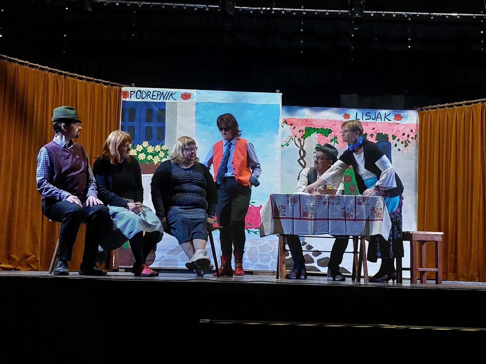 Dramska skupina KD Holmec vabi na komedijo "Zmeda nad zmedo" v Kotlje, kjer vas bodo nasmejali do solz