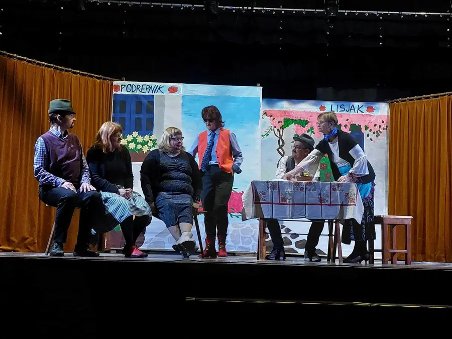 Dramska skupina KD Holmec vabi na komedijo "Zmeda nad zmedo" v Kotlje, kjer vas bodo nasmejali do solz