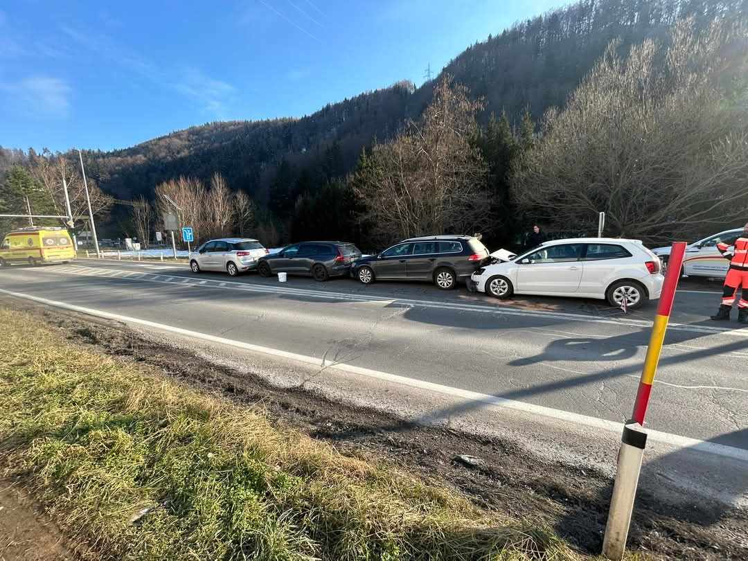 Zaradi nesreče oviran promet na cesti Velenje-Slovenj Gradec