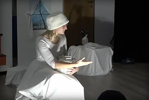 V Mladinski dom Strojnska Reka na predstavo Pravljična preja
