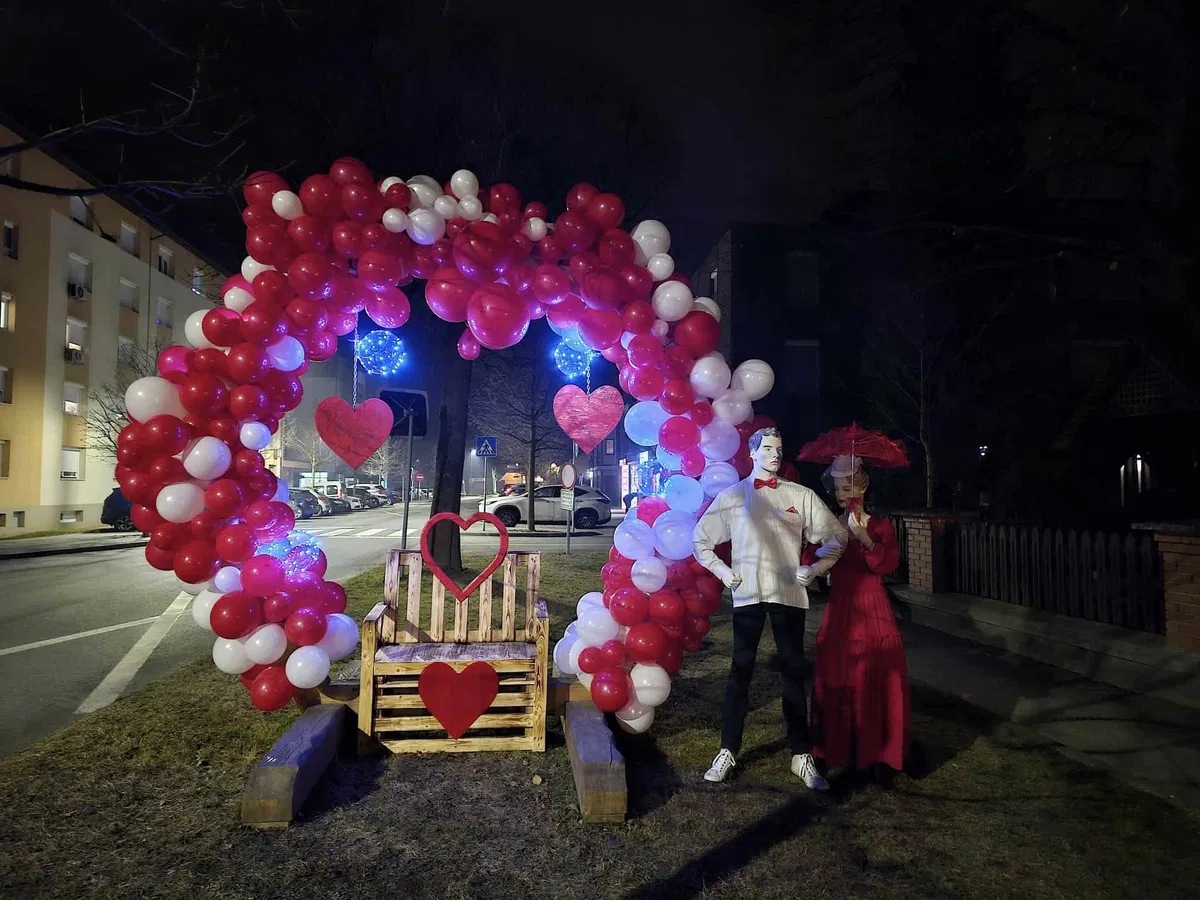 FOTO: Klopca ljubezni na Muti: Romantično presenečenje ob dnevu zaljubljenih