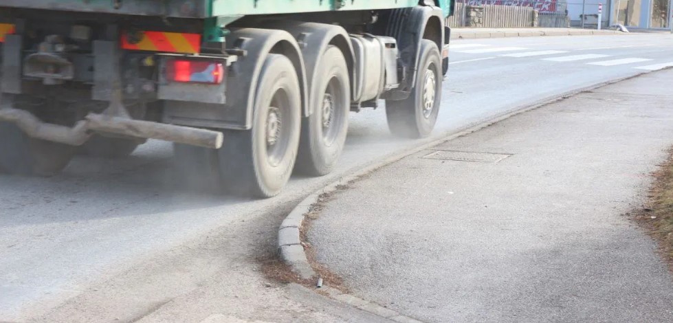 Do nadaljnjega prepoved tovornega prometa nad 4t na cestah v Vuzenici