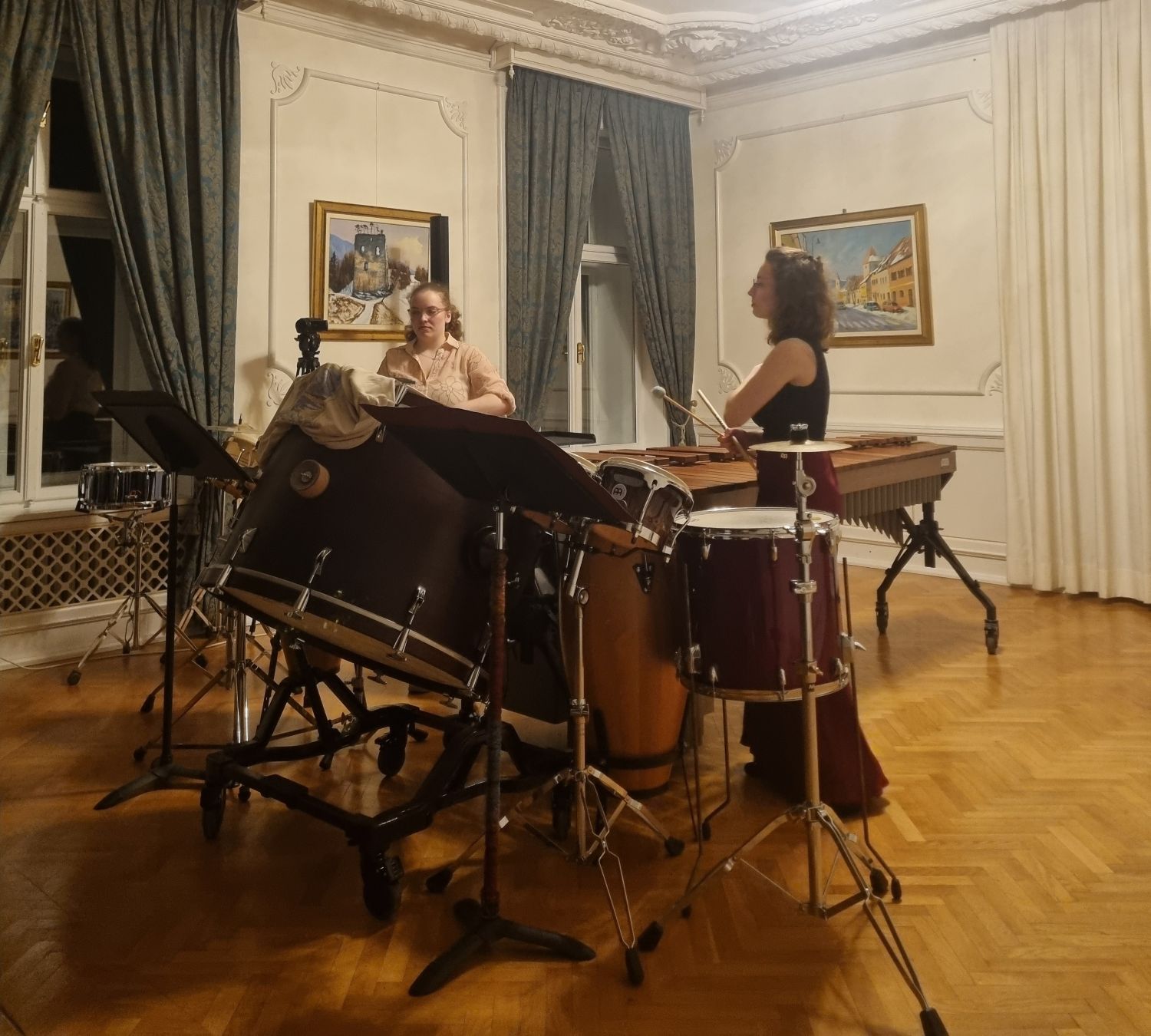 FOTO: V Dvorcu Bukovje potekal Tolkalski večer z Alenko in Nežo Jezernik