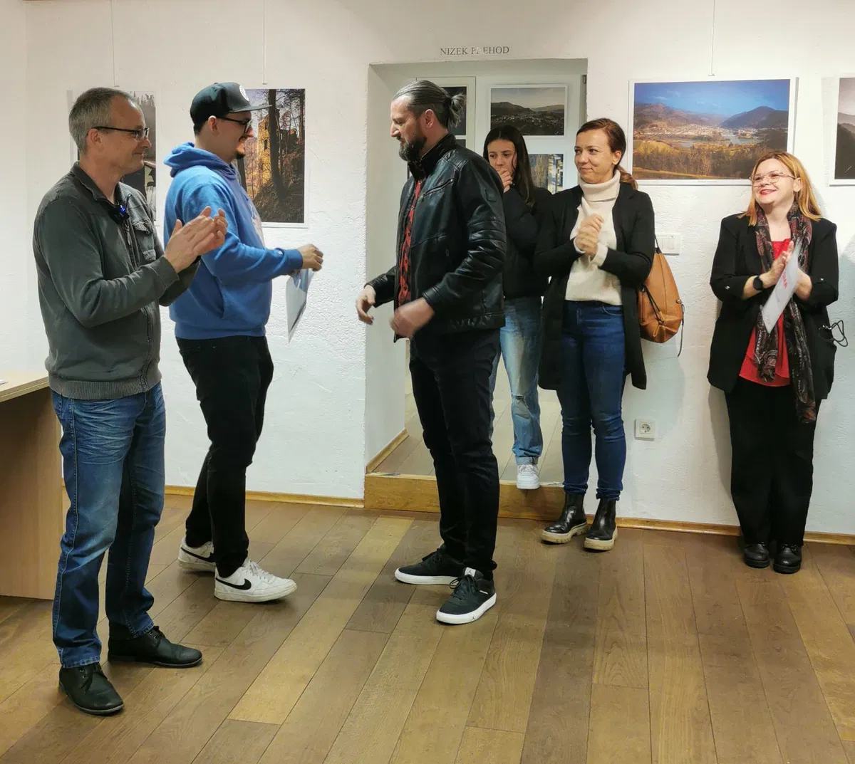 FOTO: V razstavnih prostorih Infopisarne Dravograd je na ogled fotografska razstava Fotokluba Koroška