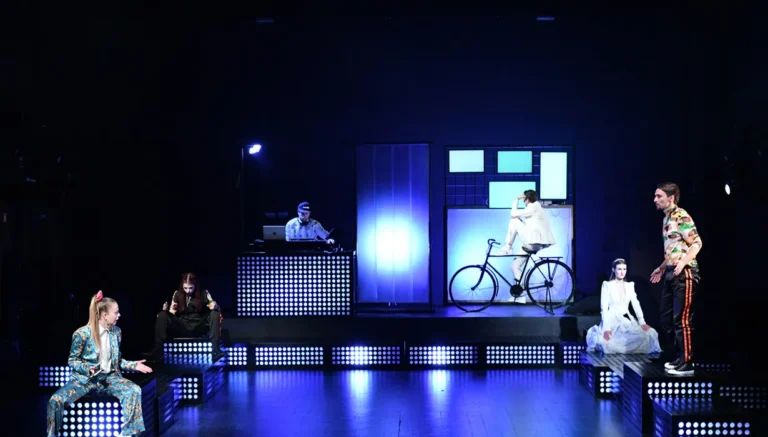 Prijateljstvo in življenjska prepričanja bodo na preizkušnji v predstavi Tridesetletnice v Narodnem domu Mežica