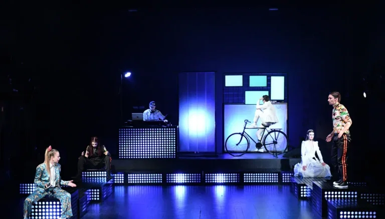 Prijateljstvo in življenjska prepričanja bodo na preizkušnji v predstavi Tridesetletnice v Narodnem domu Mežica