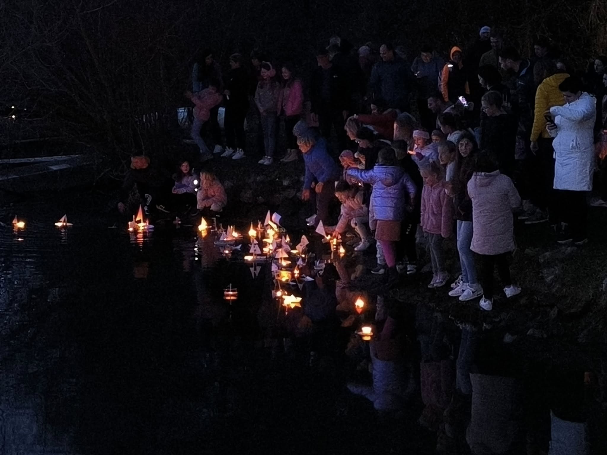 Gregorčki izpod rok dravograjskih osnovnošolcev pluli po Dravi