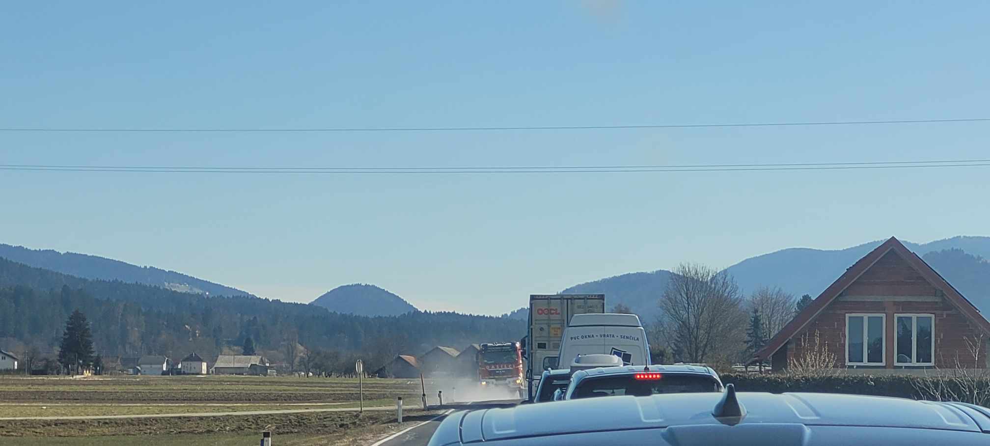 Na relaciji Mislinja - Slovenj Gradec je prišlo do trčenja med cisterno in tovornim vozilom