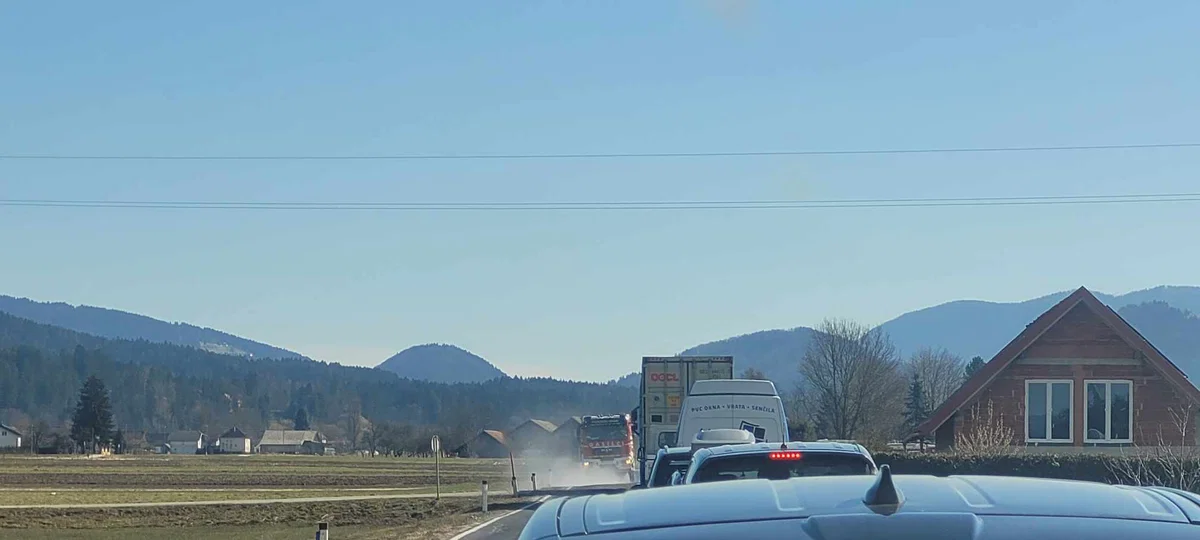 Na relaciji Mislinja - Slovenj Gradec je prišlo do trčenja med cisterno in tovornim vozilom