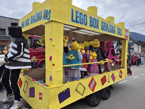 FOTO: Norčave maškare in kurenti zavzeli Kotlje