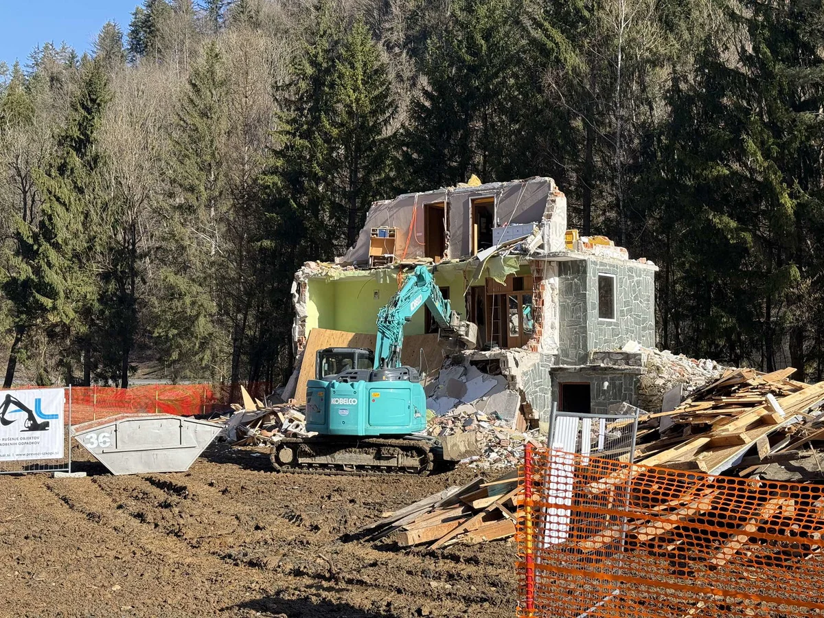 FOTO in VIDEO: Na Prevaljah porušili prvo hišo iz seznama nenaseljivih objektov, poškodovanih v poplavah 2023