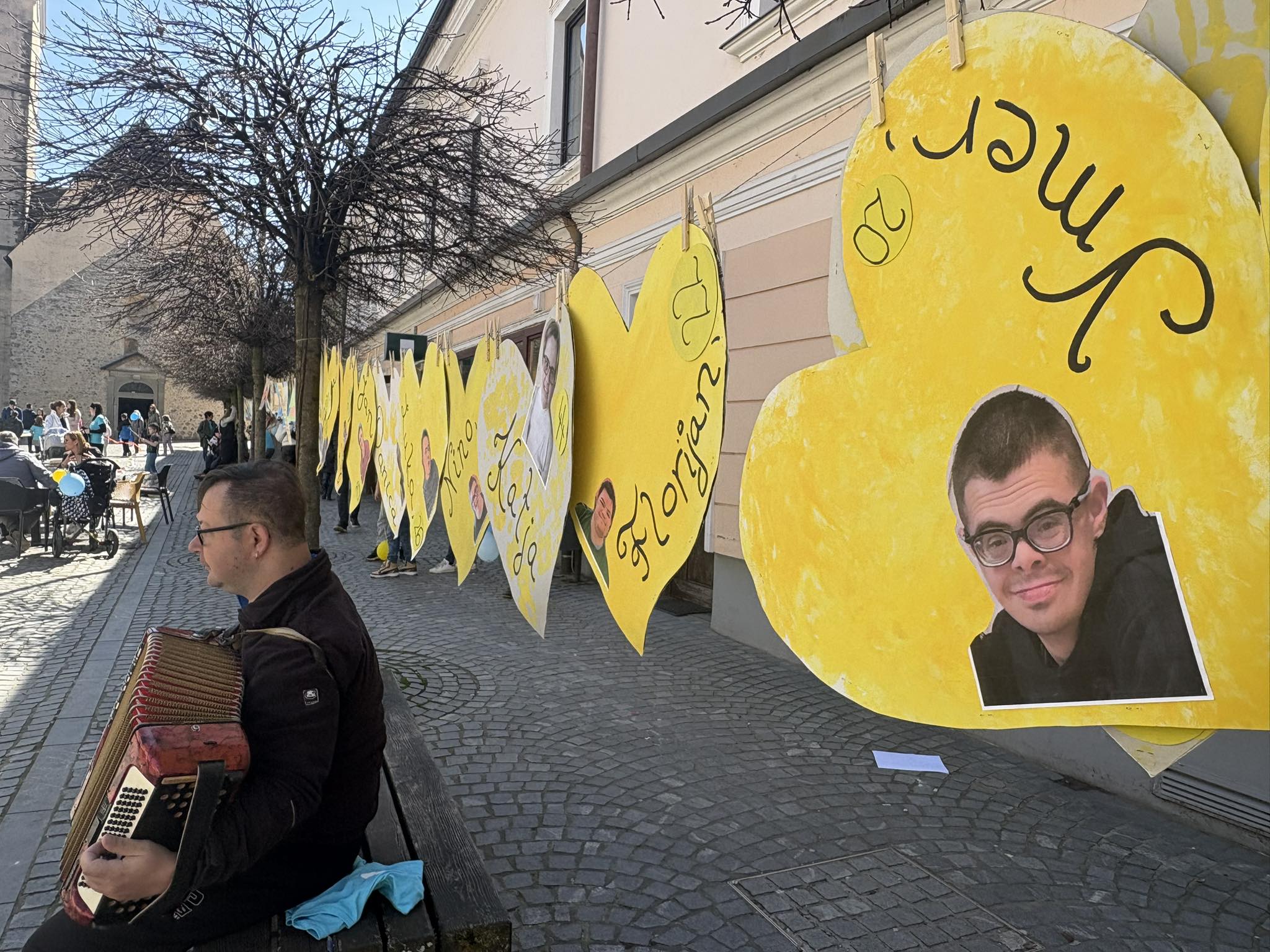 FOTO: Ob svetovnem dnevu Downovega sindroma v Slovenj Gradcu pestro dogajanje in tradicionalni pohod z modrimi baloni