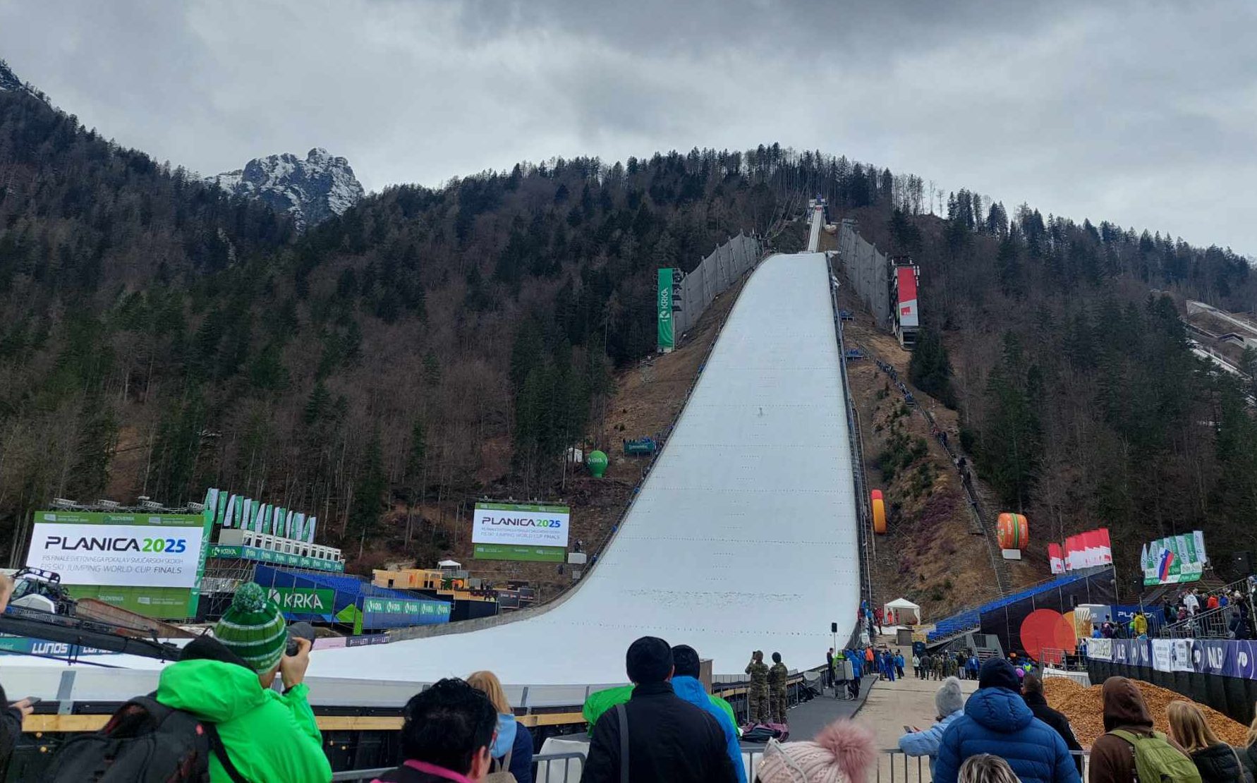 Slovenski skakalci tretji na ekipni tekmi v Planici, zmaga Avstriji