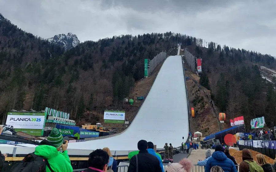 Slovenski skakalci tretji na ekipni tekmi v Planici, zmaga Avstriji