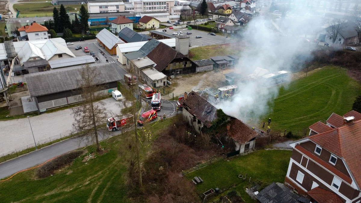 Na Prevaljah ogrožena življenja gasilcev - med gašenjem požara se je podrl del stavbe