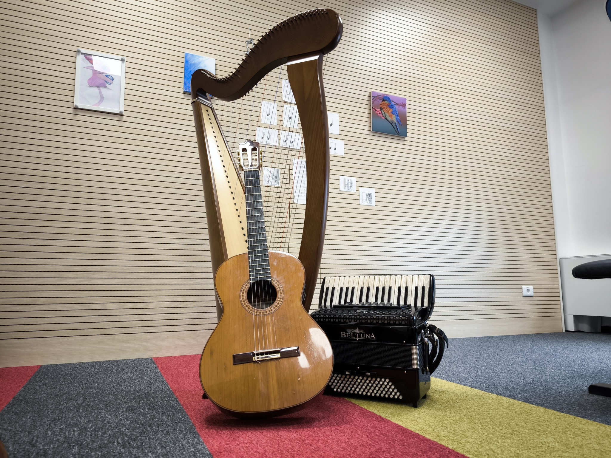 To soboto vabljeni na glasbeno delavnico Oskar jež s strunami in harmoniko v svetu čustev