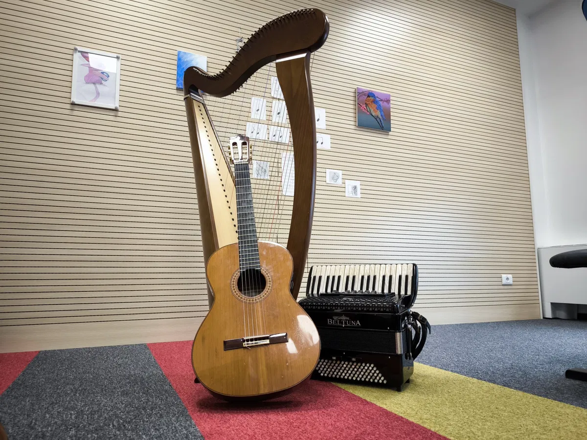 To soboto vabljeni na glasbeno delavnico Oskar jež s strunami in harmoniko v svetu čustev