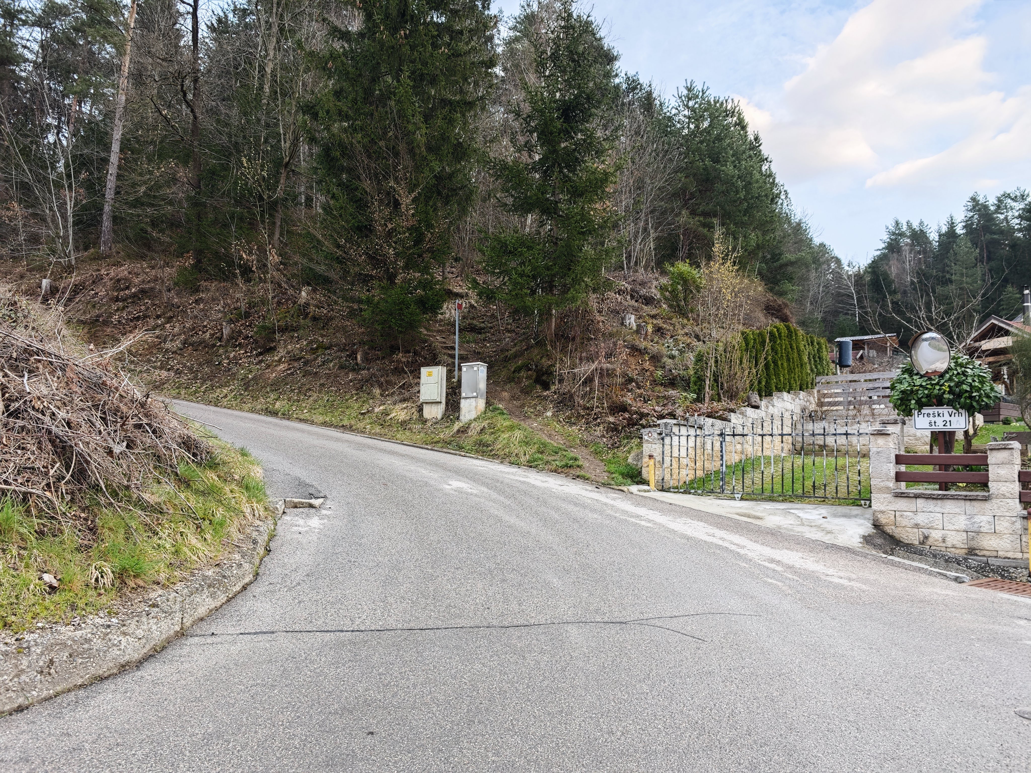 FOTO: Kaj se dogaja s sprehajalno potjo na Šancah, ki vodi proti Prežihovini?