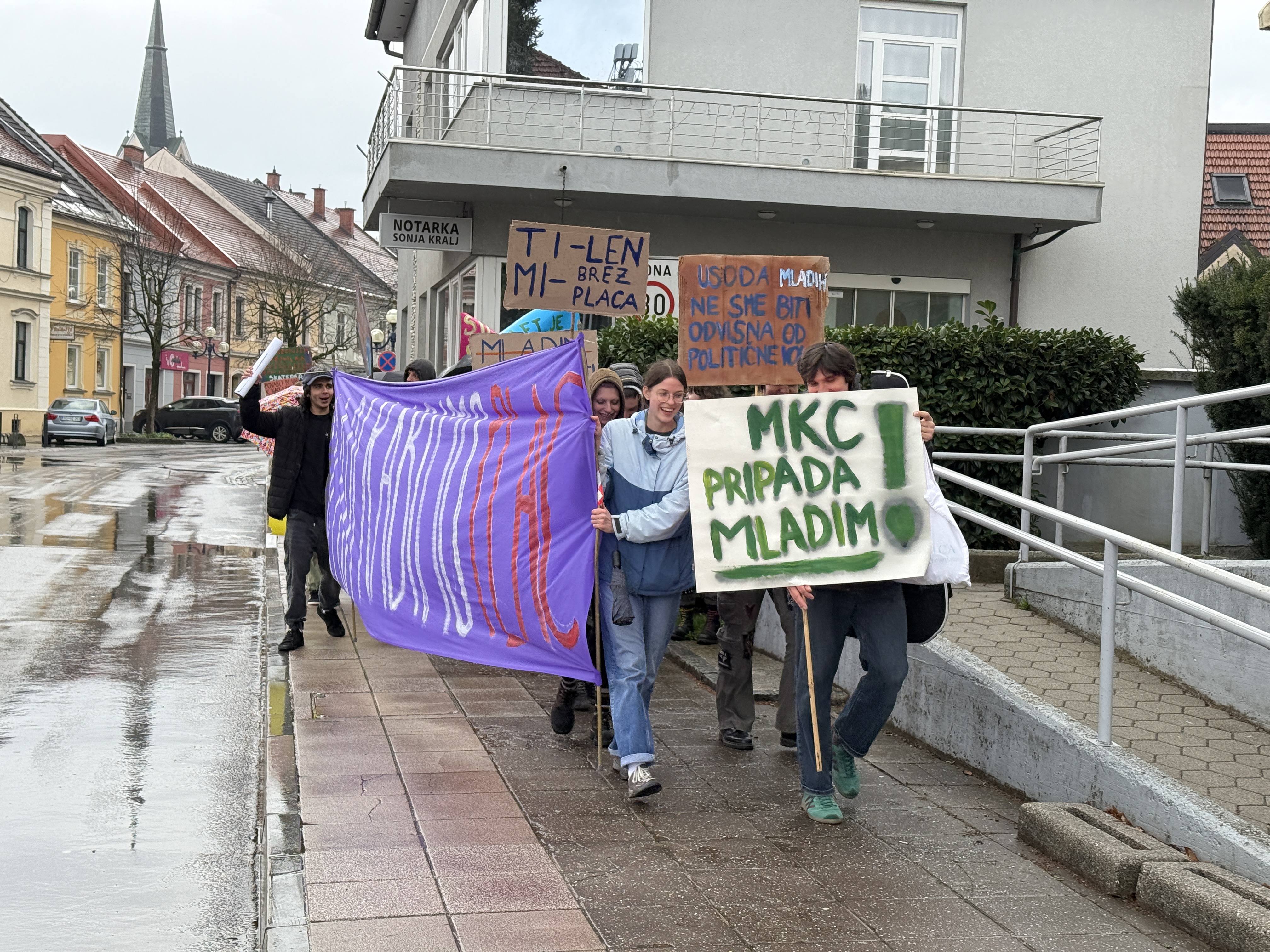 FOTO in VIDEO: Mladi v Slovenj Gradcu so s protestom klicali po strehi in podpori