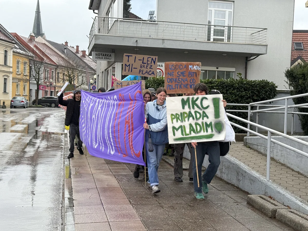 FOTO in VIDEO: Mladi v Slovenj Gradcu so s protestom klicali po strehi in podpori