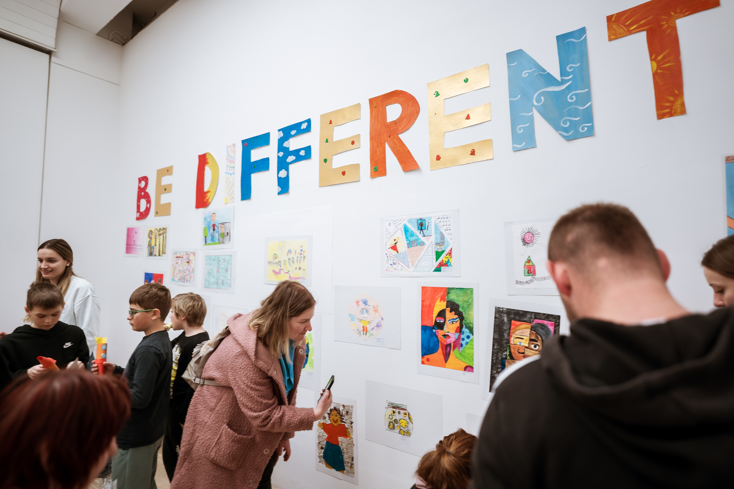 Dogodek ''Bodi Umetnik'' nas bo popeljal v razstavo ''Igraj se z mano'' v KGLU