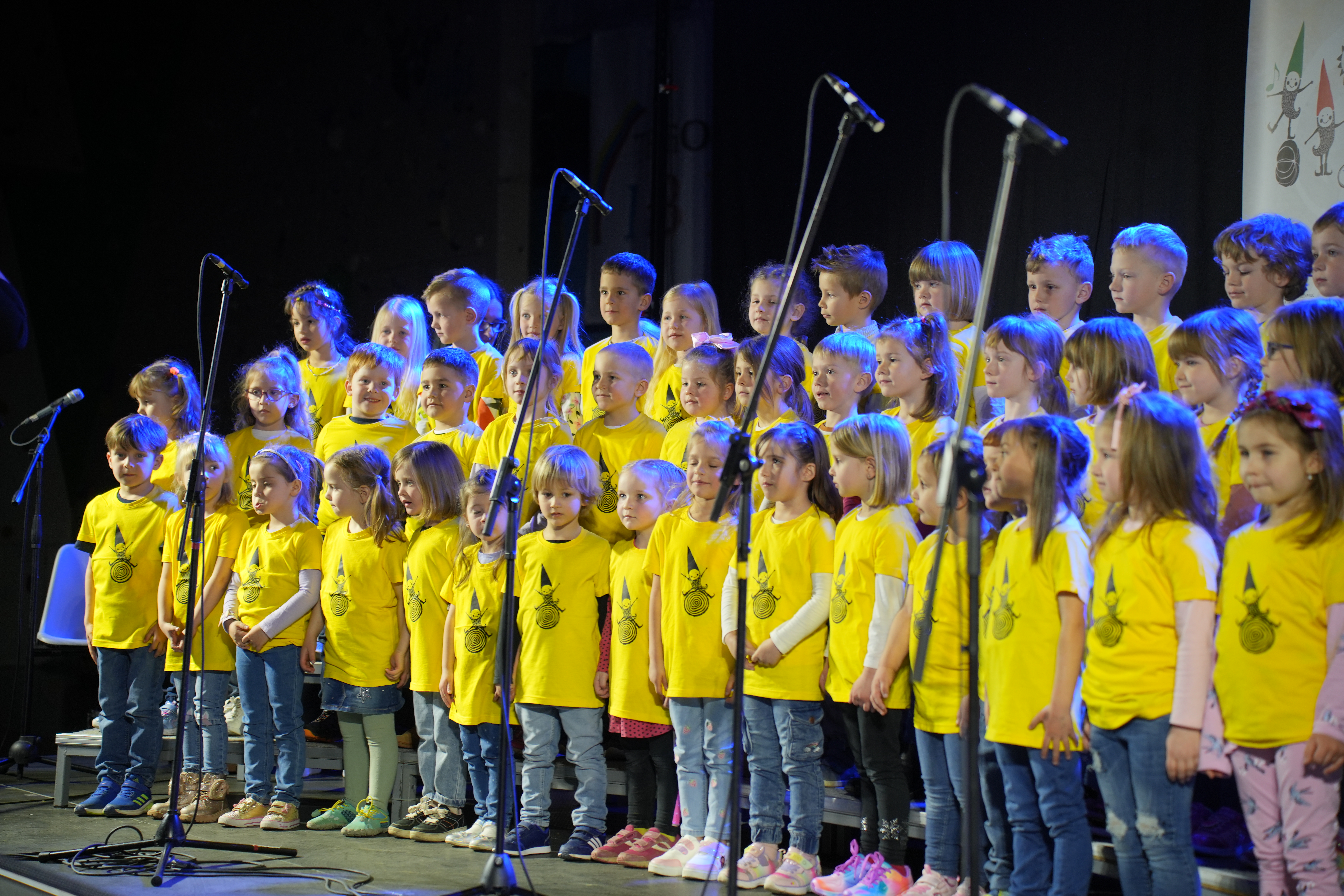 FOTO: Otroški glasovi zazveneli na prireditvi Škratje pojejo 2025